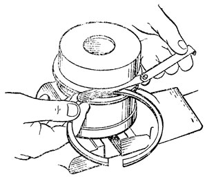 Замер зазора между поршневым кольцом и канавкой поршня